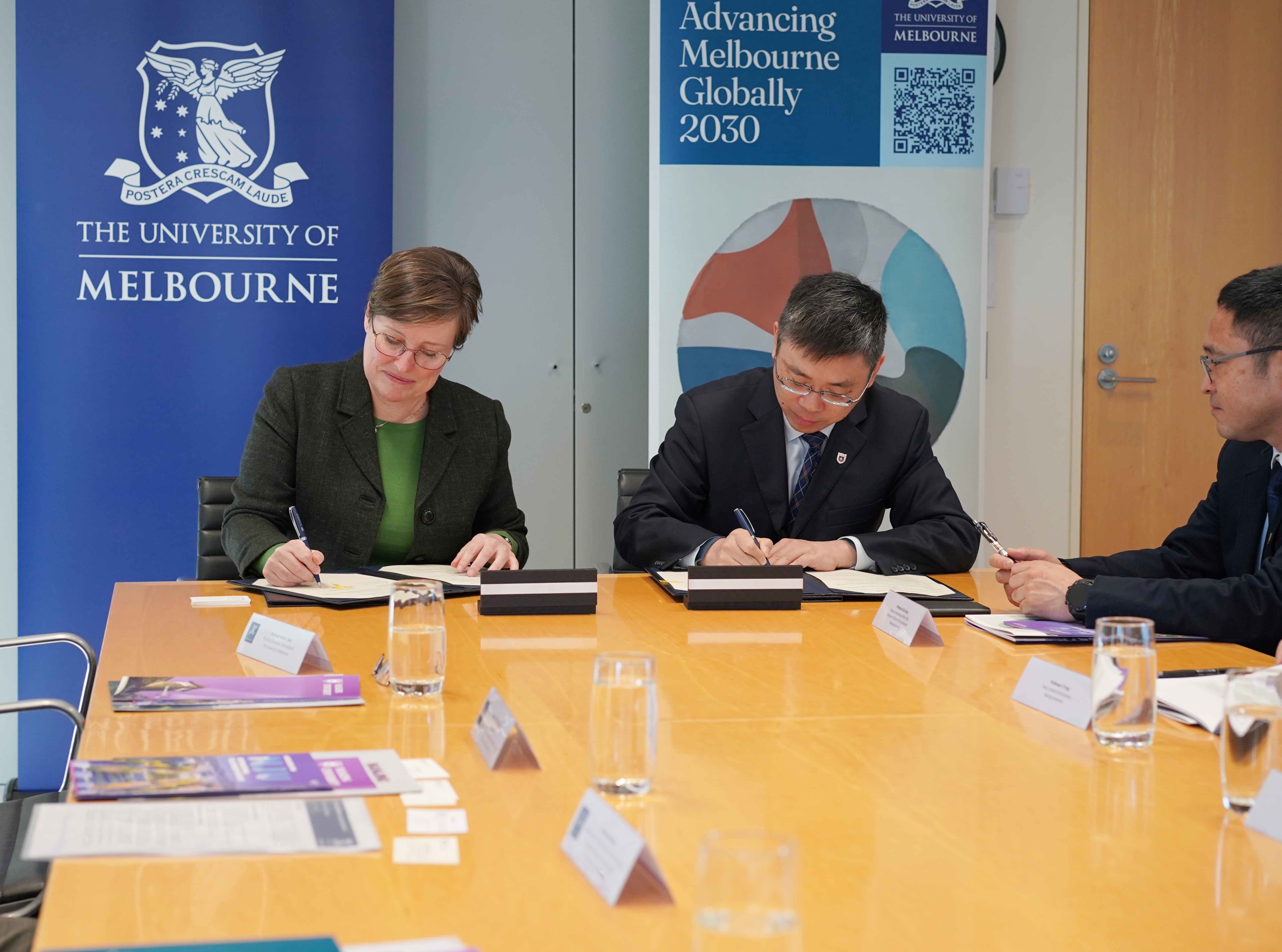 Acting Vice-Chancellor Professor Nicola Phillips and Vice President Professor Lu Yanqing sign the partnership renewal.