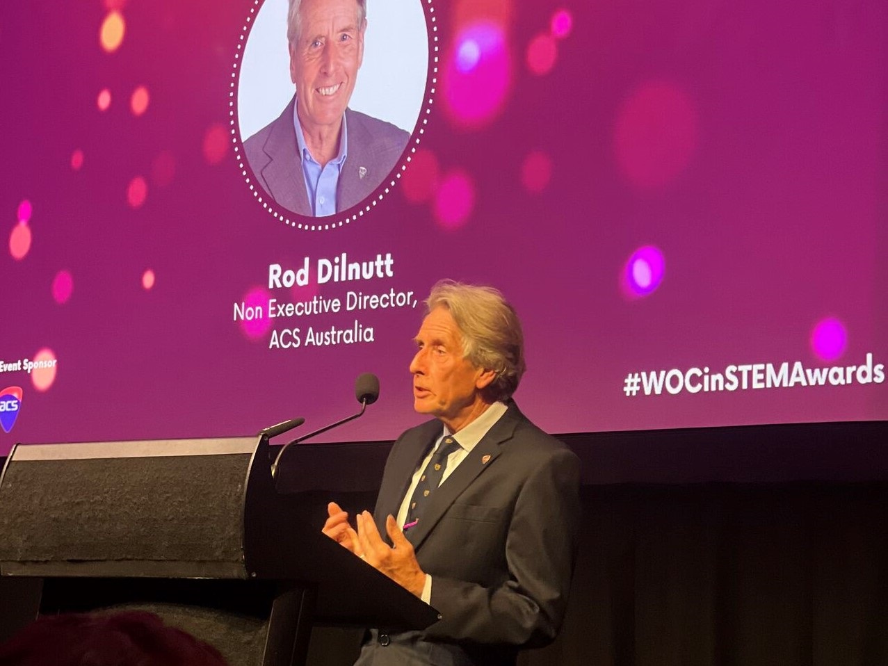 Dr Rod Dilnutt accepting the award.