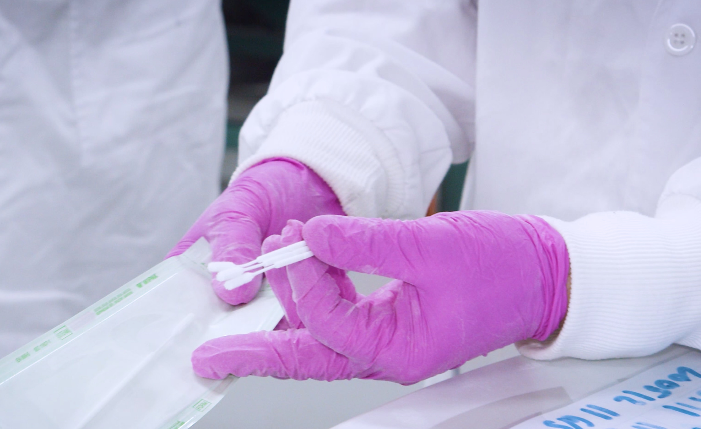 Image of the 3D printed swabs in the hands of a researcher.