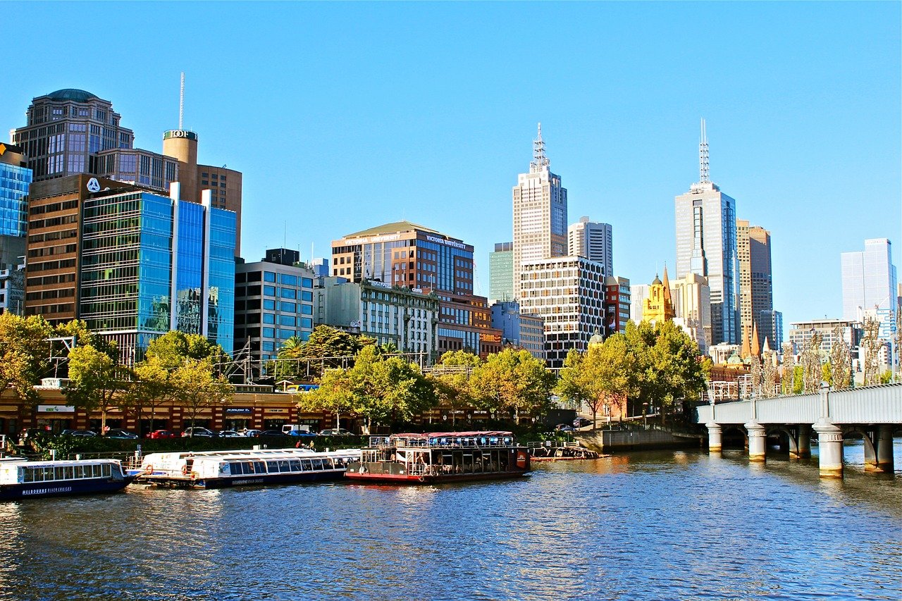 Image of Yarra river and Swanston bridge in Melbourne.