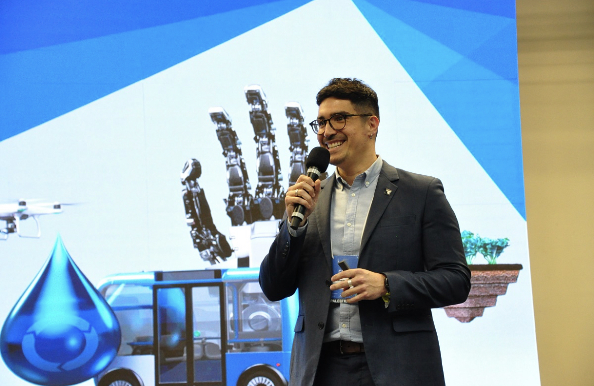 Image of Dr Eduardo Oliveira speaking at a conference 